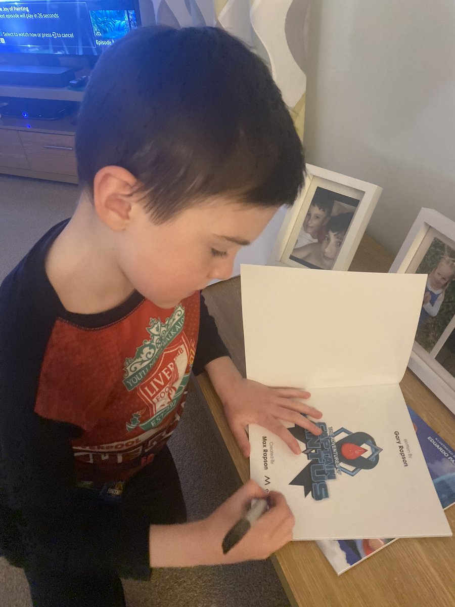 the_lantus's tweet photo. Max AKA Captain Lantus is doing some late night signings ready to be sent out to some of our fellow T1D superhero’s, here in the UK and Canada! Making a difference all over the world!! RT @JDRFUK @DiabetesUK @BeyondType1 @bretmichaels #superhero #inspirational https://t.co/exdhlUBjFJ