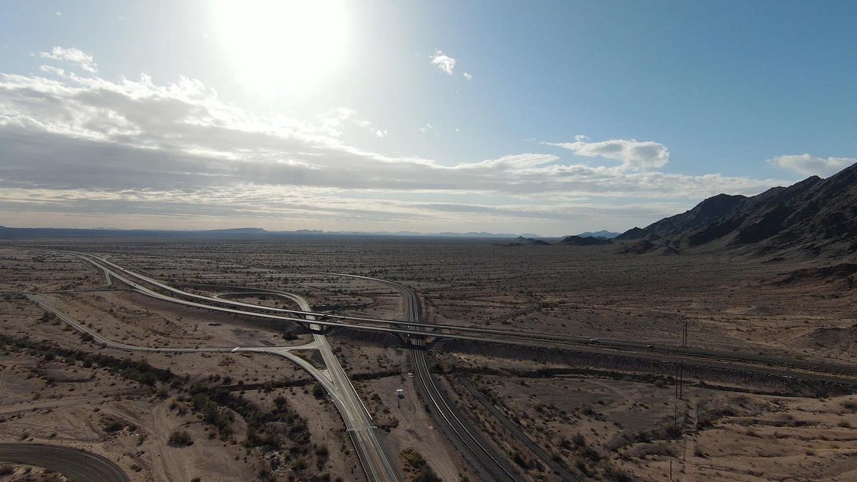 urbie's tweet photo. Lunchtime creativity break.. looking southeast at the Mohawk (Arizona) Valley. #dronephotography #djifpv #uprr #sunsetroute #sonorandesert #oldpa https://t.co/8gfn0FhMsP