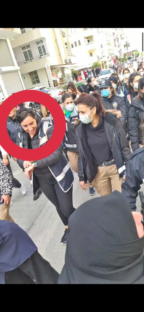 tahademir01's tweet photo. Yasaların kendine tanıdığı sınırların ötesine geçip masum insanlara adeta *öpek gibi saldırıp sonra böyle gülebilmek, ağır psikolojik bir vaka..

Bırakın sağlamayı, böyleleri ancak halkın emniyetini riske atar.

#PolisŞiddetineDurDe
Soylu GörevdenAlınsın #AdanaEmniyeti https://t.co/eV6ZchzDet