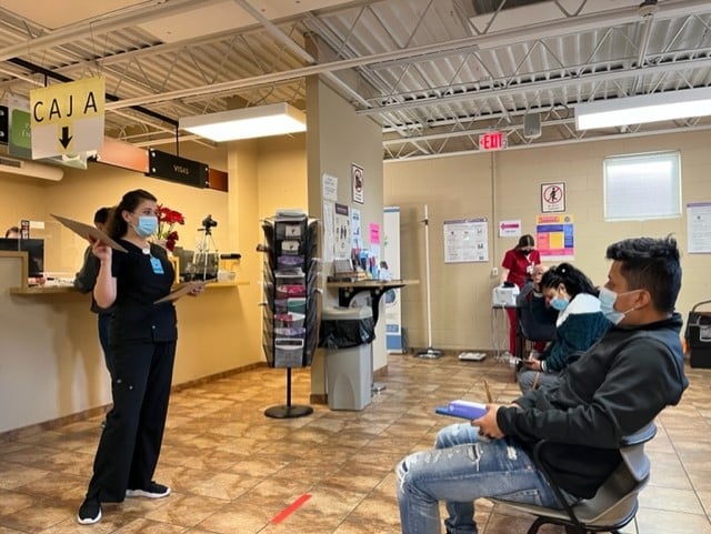 ConsulmexINI's tweet photo. Hoy tuvimos la participación de Eskenazi Health y Financial Center, agencias encargadas de las #VDS y #VAF, así como #MCPHD, quienes informaron sobre salud mental, nutrición y alimentación saludable. Se ofrecieron pruebas de colesterol, diabetes, presión arterial, VIH y hepatitis https://t.co/mcvG3SKmar