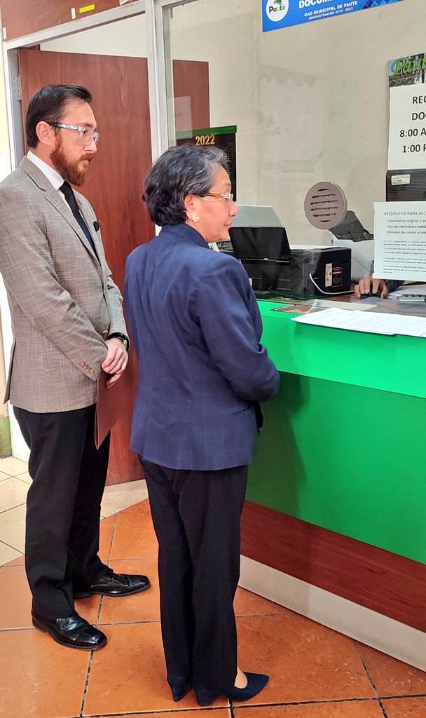 AzuayPrefectura's tweet image. La prefecta @MendezAzuay y el gerente de @EpAsfaltar, Paolo Carpio, acudieron hoy al GAD cantonal de Paute, para entregar la documentación necesaria que permita la revocatoria de la suspensión del área de libre aprovechamiento "La Virginia".