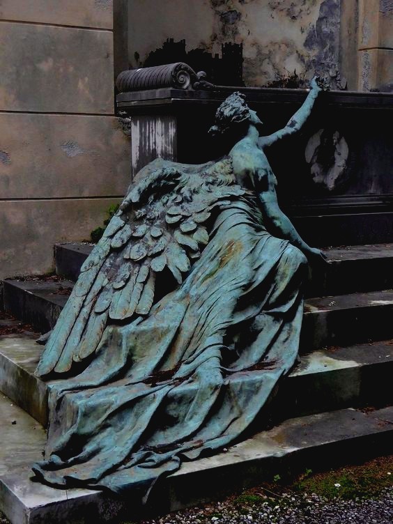 AngelsWhisperr's tweet photo. Graveyard sculptures. https://t.co/pG8IxRc25X