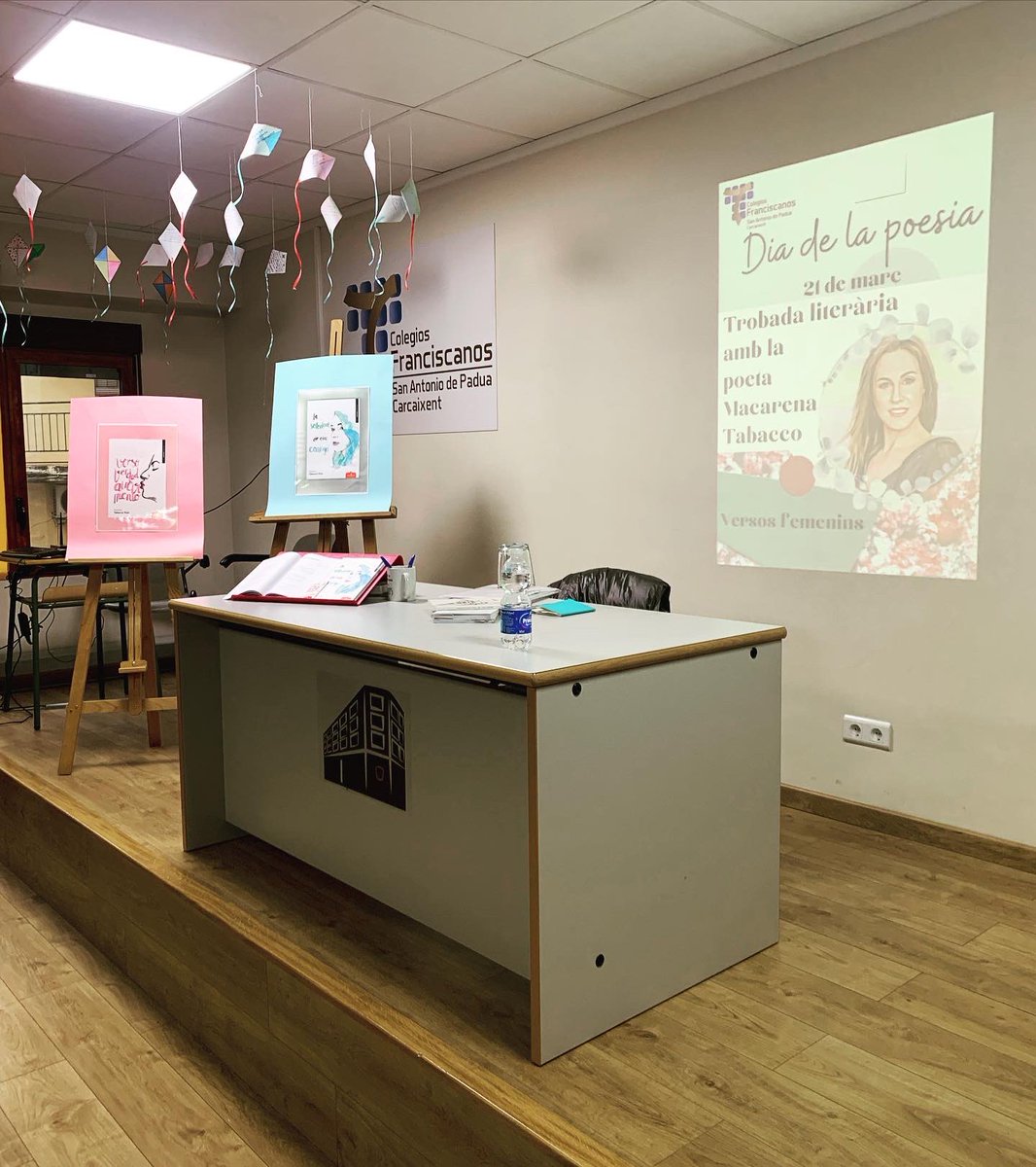 t_vilar's tweet photo. Espero que mi poesía haya estado hoy a la altura de las palabras y los gestos del alumnado y el profesorado que ha confiado en mí del @csapcarcaixent 
porque me habéis regalado un #díadelapoesía INOLVIDABLE, así en mayúsculas… sólo llegar y ver tantas #milotxas… BRUTAL https://t.co/xPlMRI5r1K