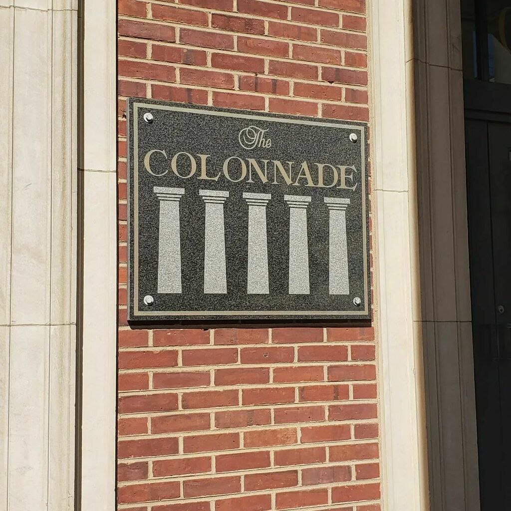 Tonerarch's tweet photo. When you don't really know how a colonnade works.
#evenvsodd #phillyarchitecture #taofficeadventures https://t.co/kcRm2zY75r https://t.co/pX9wevTEsa