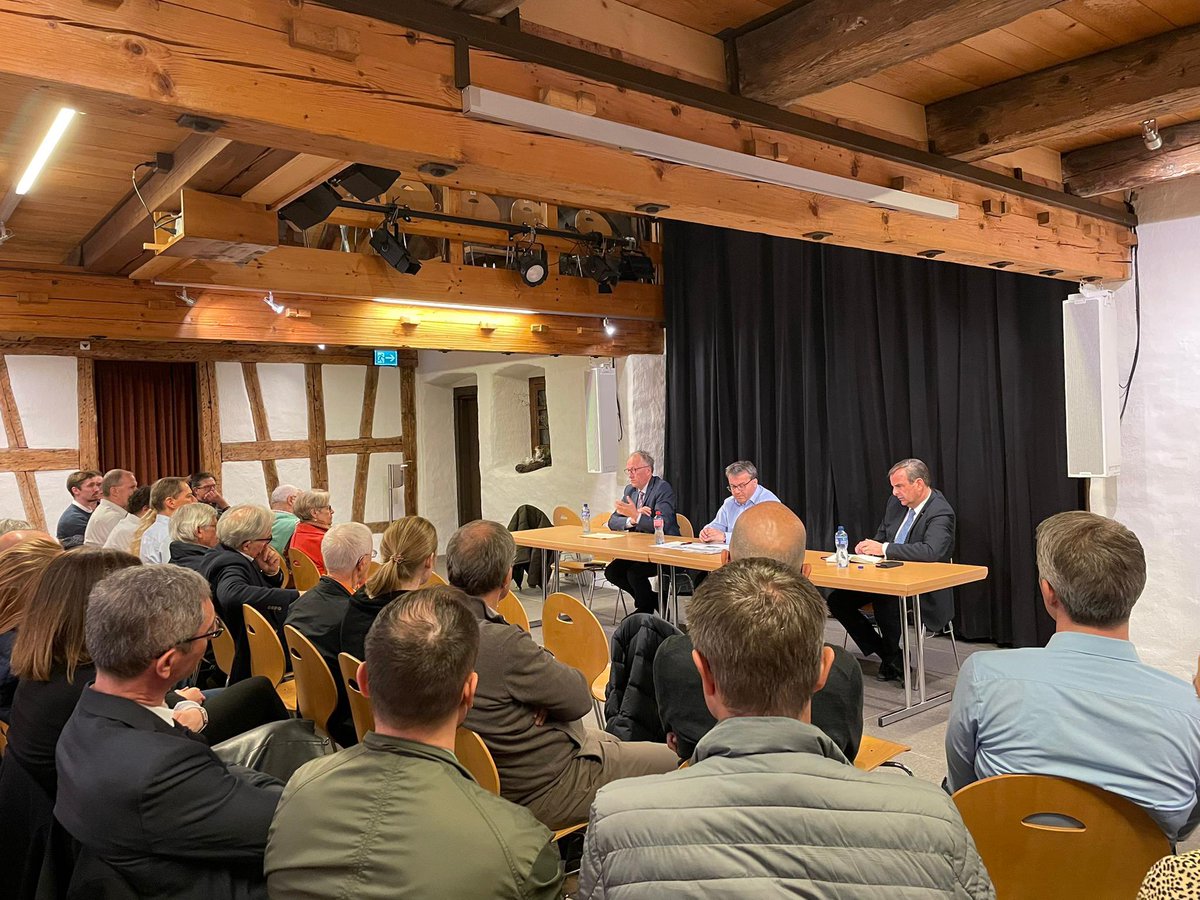 Die Mitte Kanton Zug (@diemittezug) on Twitter photo Eine wunderschöne Location, erfahrene Politgrössen, ein hartnäckig nachfragender Moderator: Das sind die Zutaten für eine weitere spannende Ausgabe unseres Polittalks #NeuesAusBern.
#wirspannendenBogen #teamorange <a href="/gerhardpfister/">Gerhard Pfister 🤍💙💛</a> #PeterHegglin #AndreasHausheer ^mak Eine wunderschöne Location, erfahrene Politgrössen, ein hartnäckig nachfragender Moderator: Das sind die Zutaten für eine weitere spannende Ausgabe unseres Polittalks #NeuesAusBern.
#wirspannendenBogen #teamorange <a href="/gerhardpfister/">Gerhard Pfister 🤍💙💛</a> #PeterHegglin #AndreasHausheer ^mak