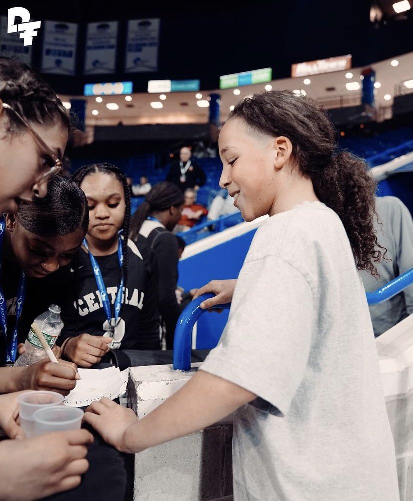 Cool moment from the state championship on Sunday. 

<a href="/SCHSWBBALL/">Springfield Central High Girls Basketball</a> players signing autographs following their Div. I title victory over Andover. 🏆 ✍️ 

(📸: <a href="/danfromthefield/">DanFromTheField</a>)