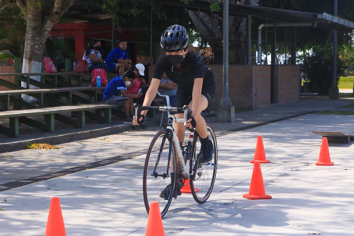 AlcaldiaStx's tweet photo. ✅Circuito de ciclismo

Este día niños de nuestra escuelita municipal de ciclismo junto a otras escuelitas municipales formaron parte del circuito de ciclismo realizado en el Complejo Municipal de Santiago Texacuangos gracias al apoyo de nuestra alcaldesa Patricia Pérez https://t.co/2ffWznyuJJ