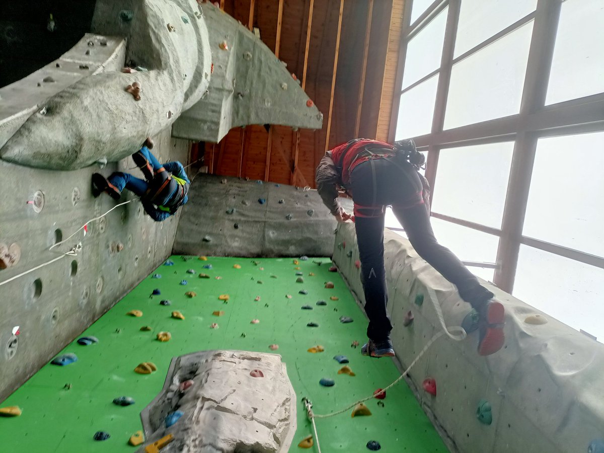 ismacercedilla's tweet photo. Primer día de CURSO DE RESCATE VERTICAL en lugares de difícil acceso de @efiemer con @ivi_munoz de instructor. Un lujo y una formación impresionante puliendo cada detalle con magníficas instalaciones Escuela de Montaña @emBenasque #rescate #montaña @semamsociedad @SEMESmontana https://t.co/saRbVYw1pp