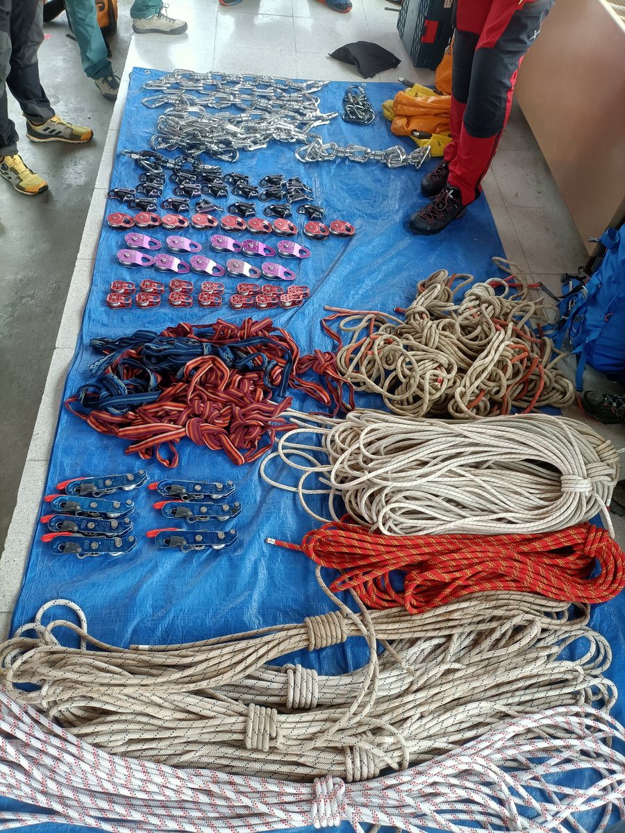 ismacercedilla's tweet photo. Primer día de CURSO DE RESCATE VERTICAL en lugares de difícil acceso de @efiemer con @ivi_munoz de instructor. Un lujo y una formación impresionante puliendo cada detalle con magníficas instalaciones Escuela de Montaña @emBenasque #rescate #montaña @semamsociedad @SEMESmontana https://t.co/saRbVYw1pp