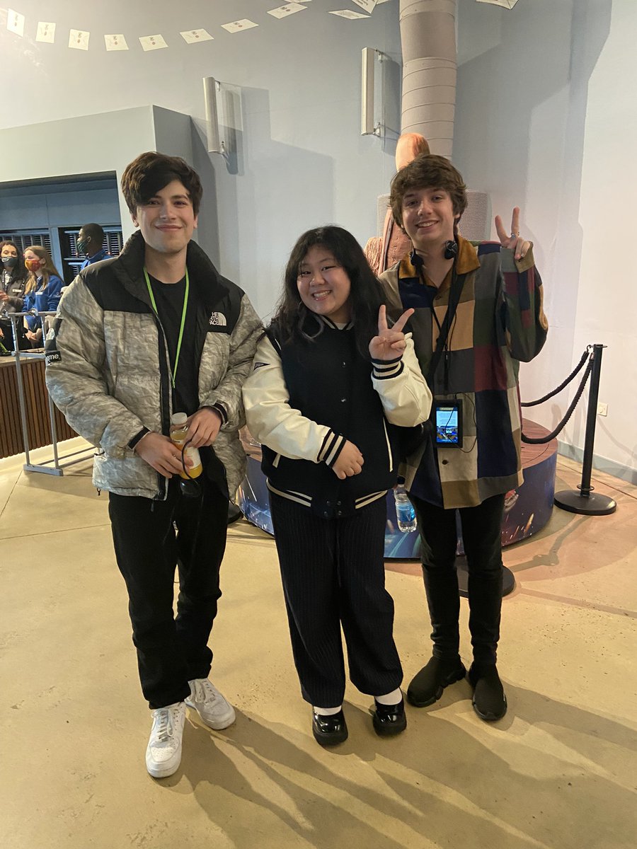 blushinqtae's tweet photo. hehe i met @KarlJacobs_ and @GeorgeNotFound today at harry potter studios. what a great end for our college trip ^~^ #GEORGENOTFOUND #karljacobs https://t.co/B4AMZYgjfR