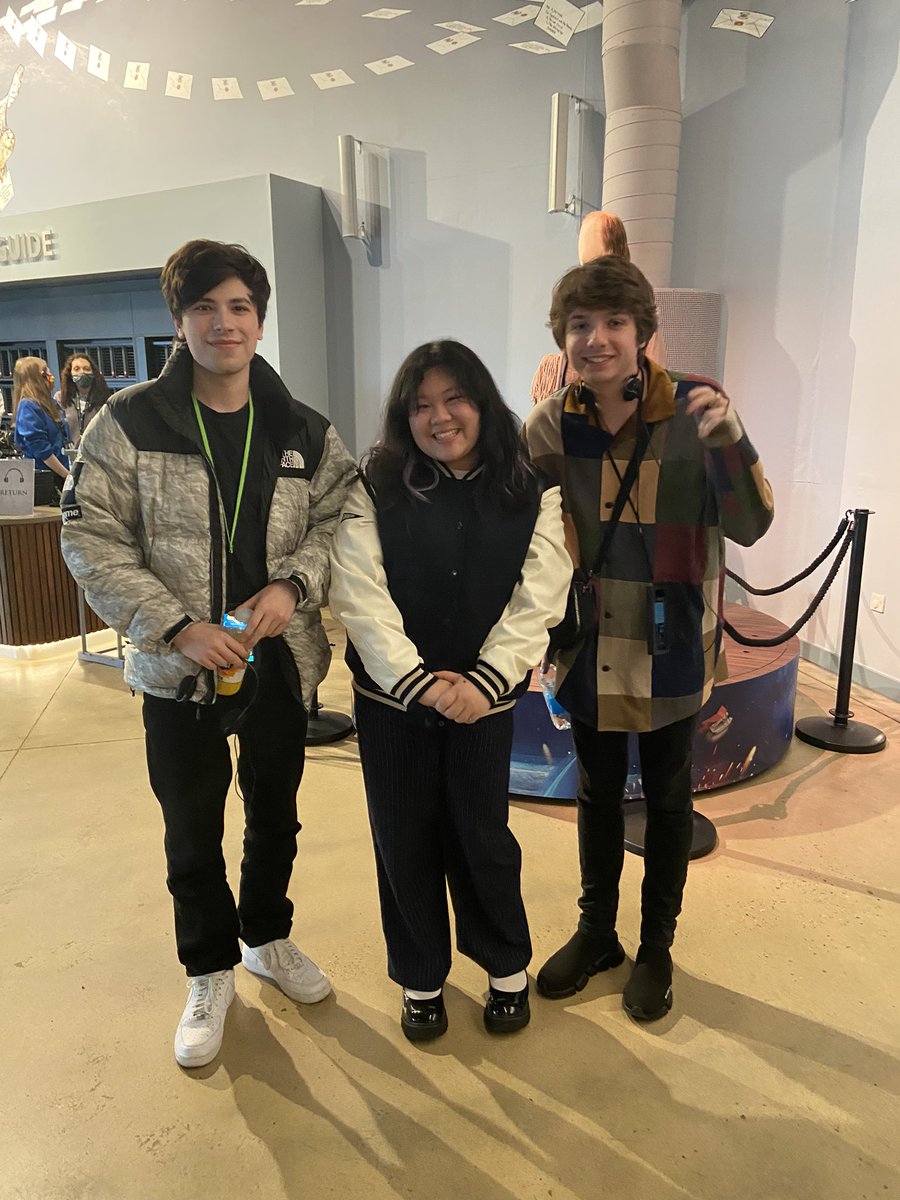 blushinqtae's tweet photo. hehe i met @KarlJacobs_ and @GeorgeNotFound today at harry potter studios. what a great end for our college trip ^~^ #GEORGENOTFOUND #karljacobs https://t.co/B4AMZYgjfR