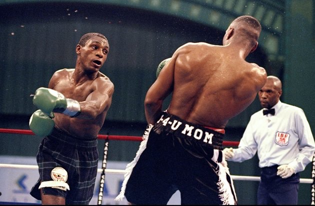 Nottingham’s Herol “Bomber” Graham goes after Charles Brewer on the undercard of Lennox Lewis vs Shannon Briggs at the Boardwalk Convention Center in New Jersey, March 1998

#boxing #boxinghistory #britishboxing #boxingnews #nottingham #wincobank #brendaningle