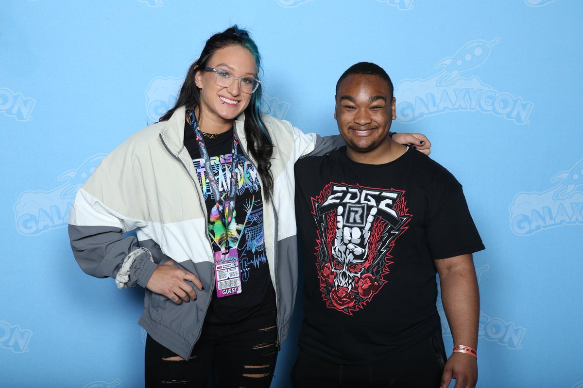Strongjay45's tweet image. I GOT A PHOTO WITH @callmekrisstat it made my day and she was so nice