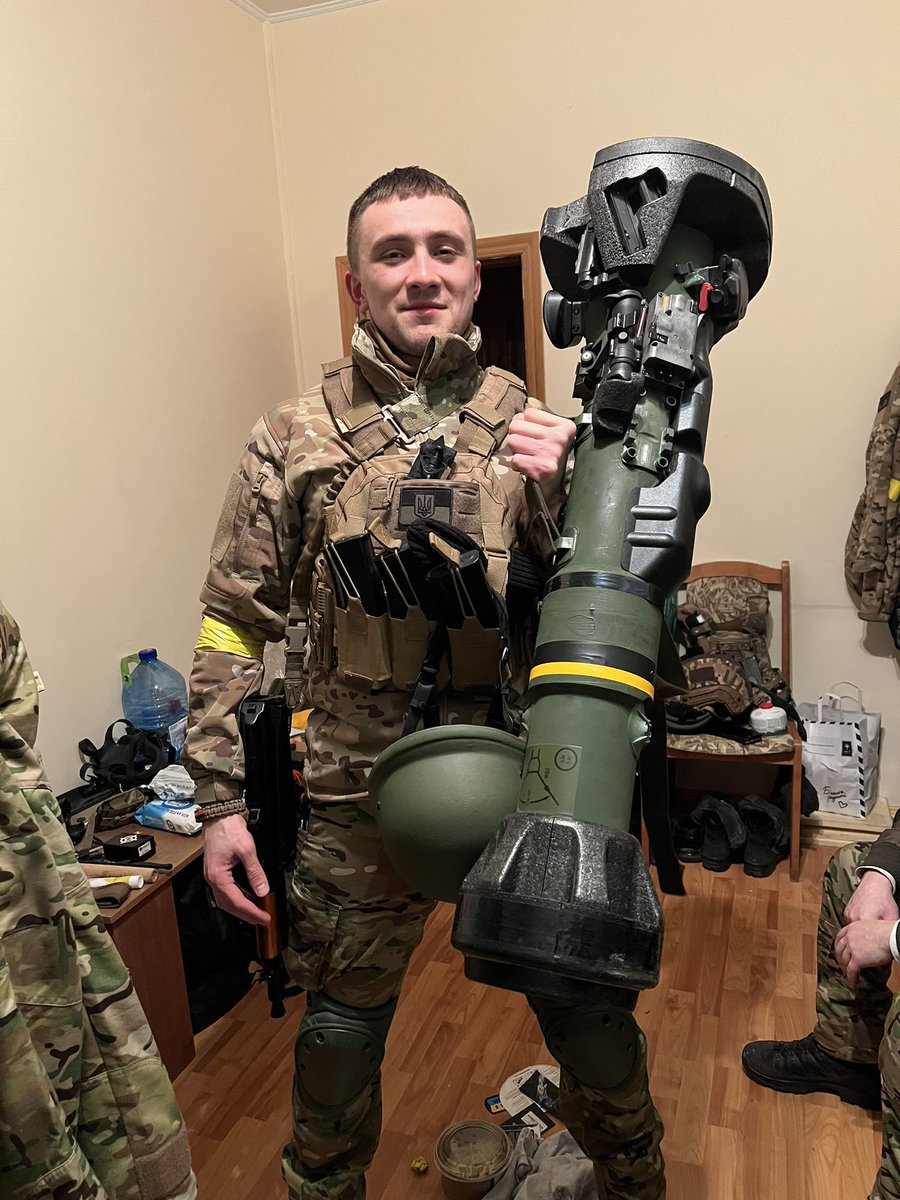 planeta_Eb's tweet photo. Людина, що радіє...
Хтось може мені пояснити, чому він такий радісний? https://t.co/M4Fm3jcDy5