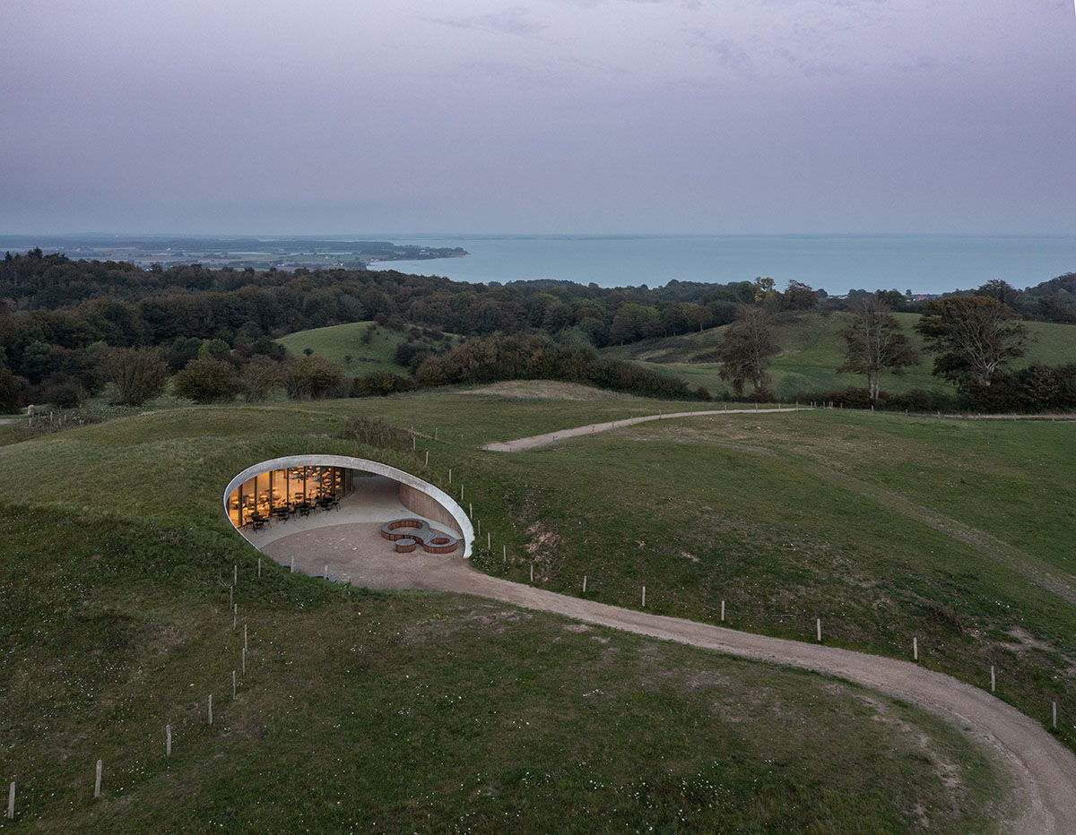 CEBRA designs visitors center mimicking undulating landscape and hills of Skamlingsbanken in Denmark: worldarchitecture.org/architecture-n… #denmark #architecture