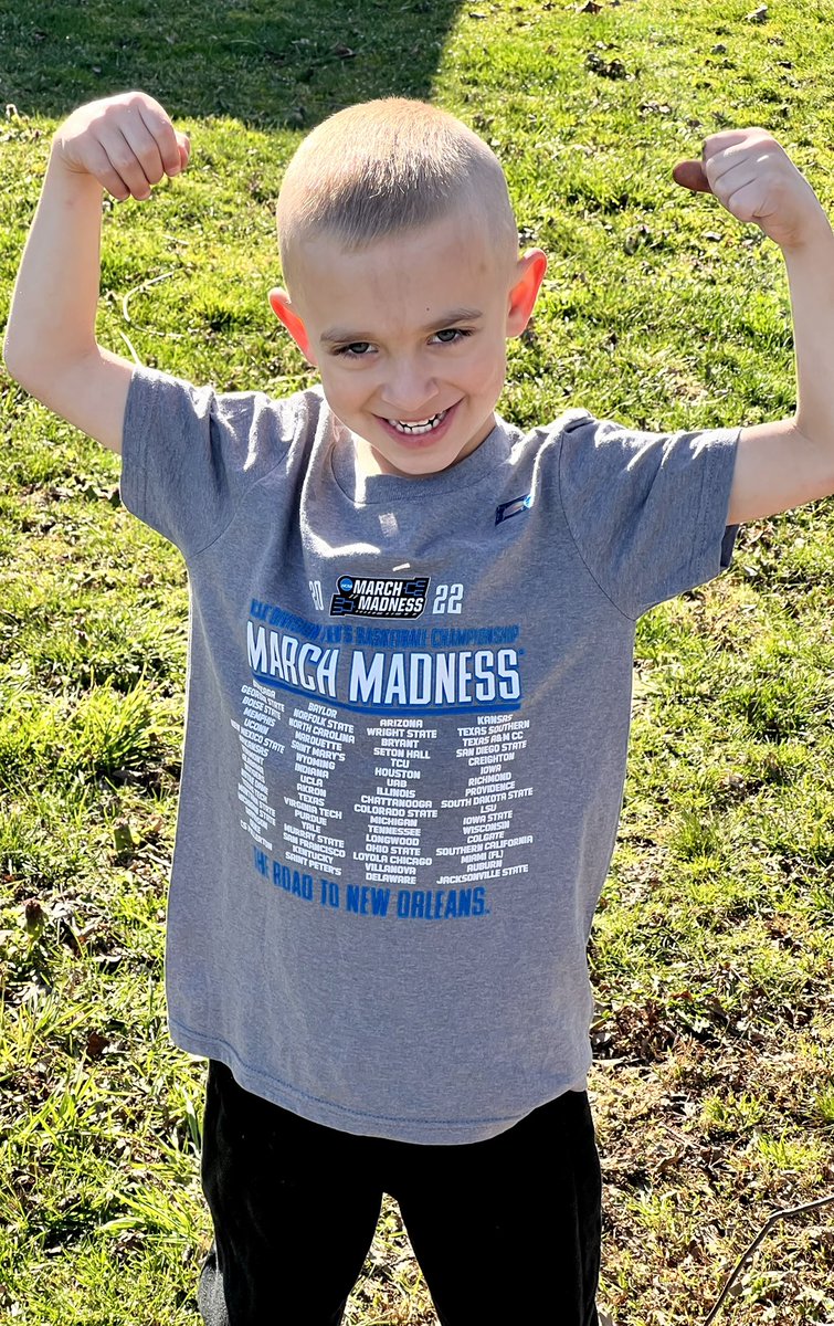 FamousBizAmos's tweet photo. #MuscleupMonday
Last day of PTO. Glad to be home with my mini-me. 😂 https://t.co/hE2nf7RQwA