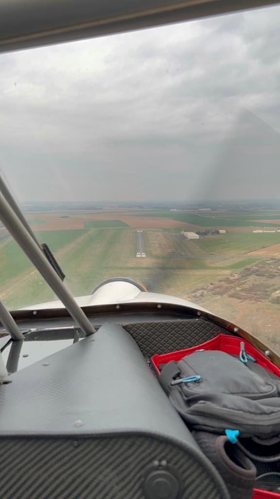 Globe_Spotter's tweet photo. Hier, un super vol entre LFFQ et LFOX. Evidement, j'ai pensé à @pamurat en arrivant à Etampes. Deux tours de piste et je suis reparti. 🛩️🛩️🛩️🛩️

#ULM #ULMGeeks #ULMPassion #ULMLiberte #ElevePilote #LaFerte #LFFQ @FFfplum #LFOX https://t.co/hDB3sFOKSK