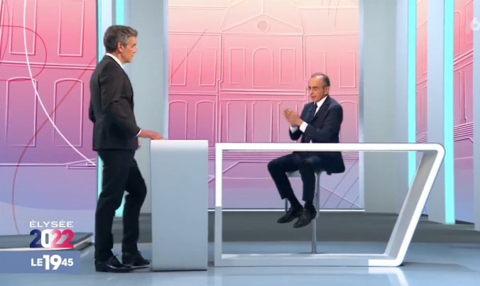 Alexsulzer's tweet photo. C'est Xavier de Moulins qui est un géant ou Eric Zemmour qui est devenu tout petit? #illusionoptique https://t.co/4JQodXtDW6