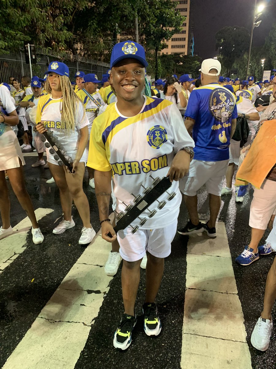DhuLopes's tweet photo. “O samba a mais sublime inspiração
O manto azul na imensidão
És meu paraíso”. 💛💙 

De alma lavada, foi simplesmente incrível!!! Que sensação indescritível!! 
Vamos Por mais 💛💙
#bateriasupersom #carnaval2022 #paraisodotuiuti #mestremarcão #bondedomadrugadão #chocalho https://t.co/05Rbct0EiT