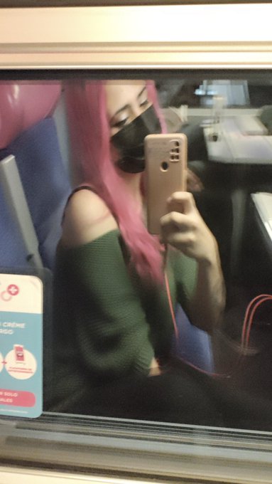 En el tren de vuelta a Barcelona 🎀 https://t.co/DqvkFqeZnw