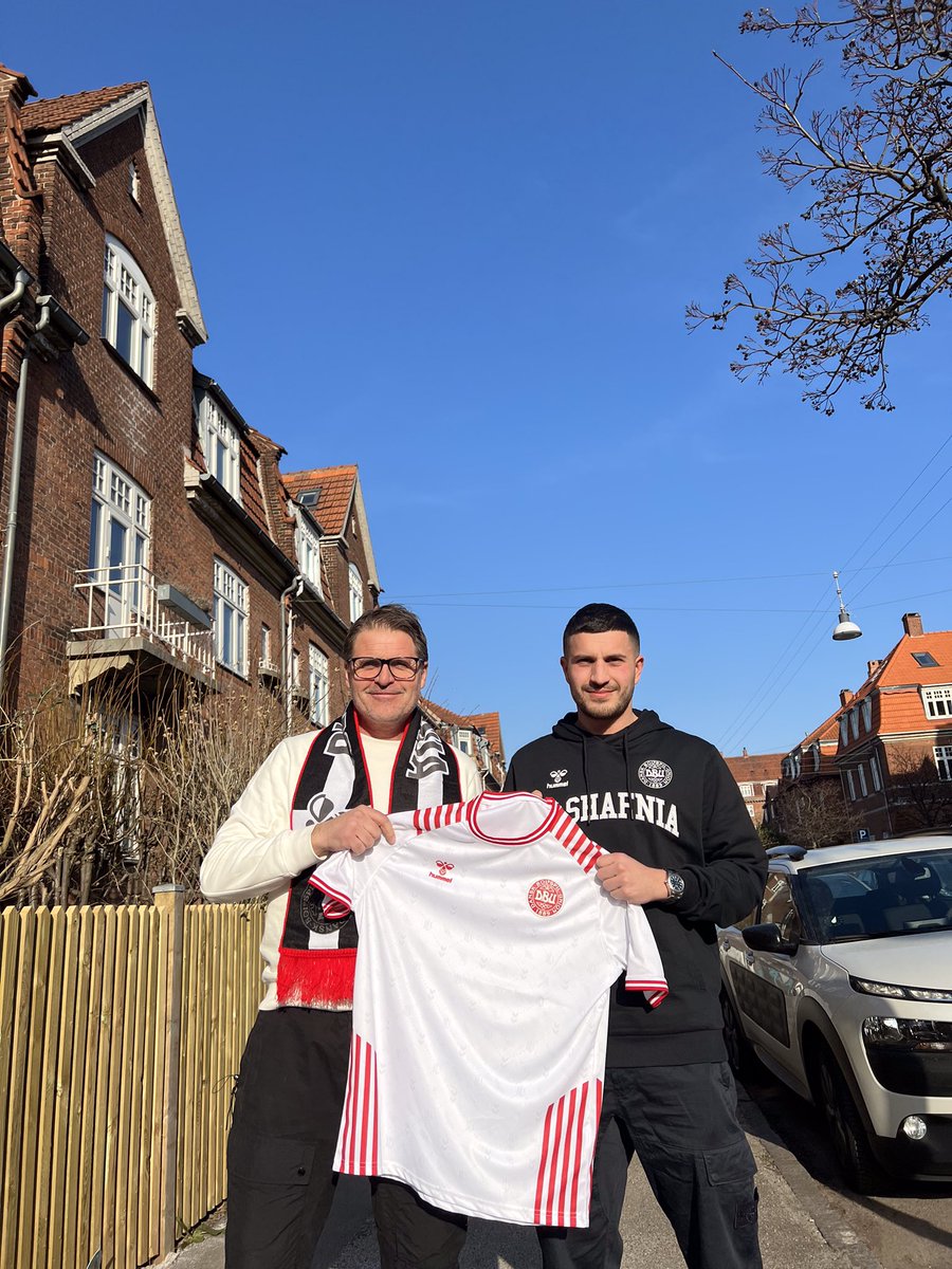 NielsChrFred's tweet image. Nogle dage er bedre end andre 😀 I eftermiddag kom min unge ven, Burim Miftari, forbi med den trøje, som landsholdet skal spille i mod Serbien 👕 Burims firma - BLS Hafnia - har lavet trøjen sammen med Hummel, og det er de sluppet godt fra ⚽️🇩🇰 #fordanmark @DBUfodbold @BLSHAFNIA