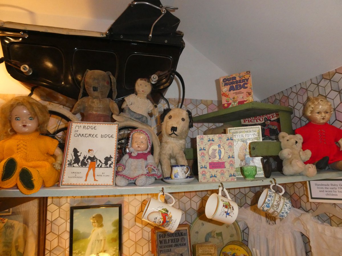 MMicromuseums's tweet photo. Apparently it's #NationalPuppyDay today! 🐶🐕
Let's see your cutest dog related collection items!
@maldonmuseum @JeyesEB @StNeotsMuseum @Donegalcomuseum @ECMFCM @LFBMuseum @WallingfordMus @WollastonMuseum @RustingtonMuse1 @MuseumofEnfield 
📸Ashdon Village #Micromuseum https://t.co/dL1aY9NZ5h