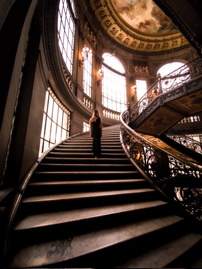 Mujer subiendo una escalera.