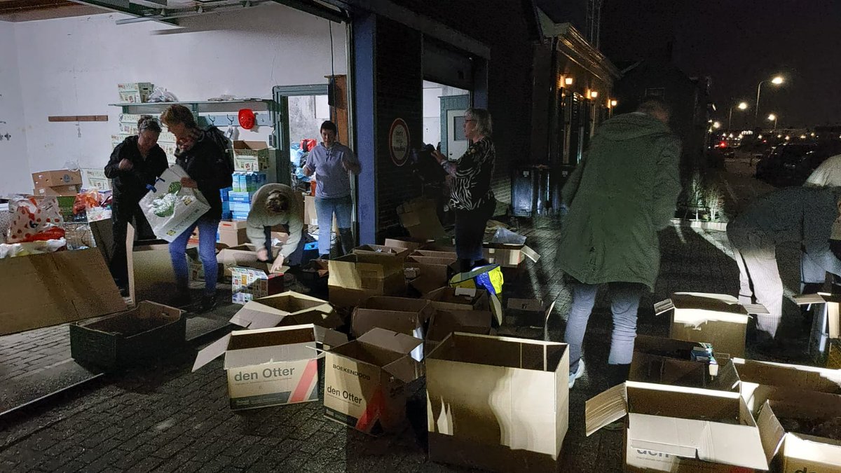 Begonnen in het licht gestopt in het donker, mensen kwamen langs en vroegen spontaan of wij hulp konden gebruiken we kregen er steeds meer mensen bij. Morgen avond weer verder en hopen dat het dozen gaat regenen want die hebben wij hard nodig 💙💛