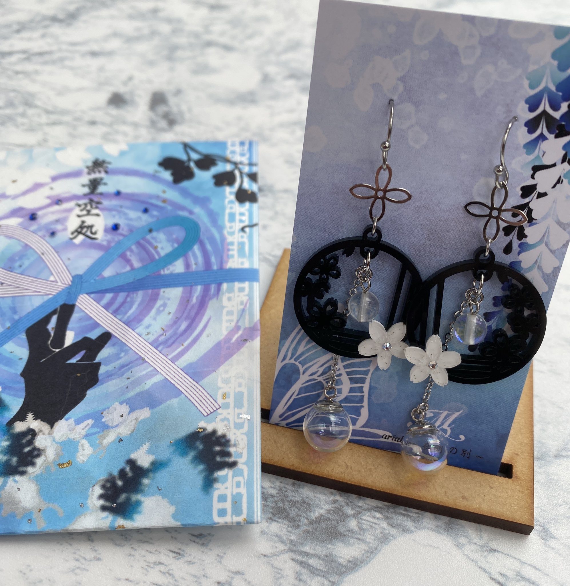 ミチロウ Ariake様 Ariake Marie から新作の乙イメージピアス こちら桜の格子窓にパーツのガラスが虹 色で凄く綺麗です 上品で落ち着いたカラーなのに格子窓のデザインに虹色ガラスがクールでかっこいい そして作品がホント美人すぎる 言葉じゃ説明