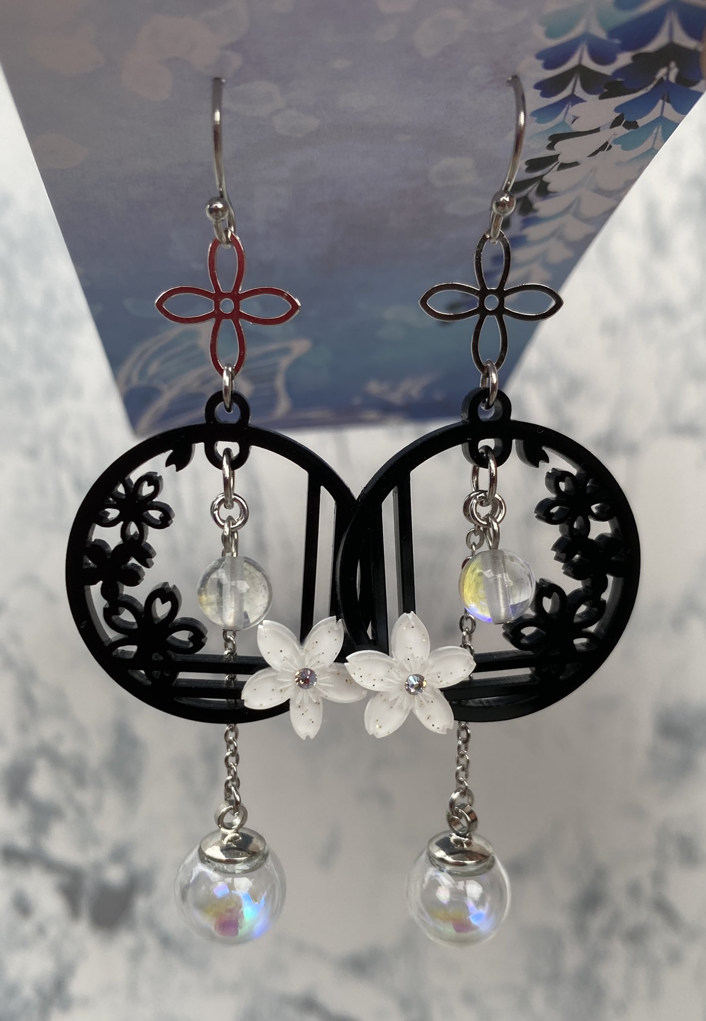 ミチロウ Ariake様 Ariake Marie から新作の乙イメージピアス こちら桜の格子窓にパーツのガラスが虹 色で凄く綺麗です 上品で落ち着いたカラーなのに格子窓のデザインに虹色ガラスがクールでかっこいい そして作品がホント美人すぎる 言葉じゃ説明