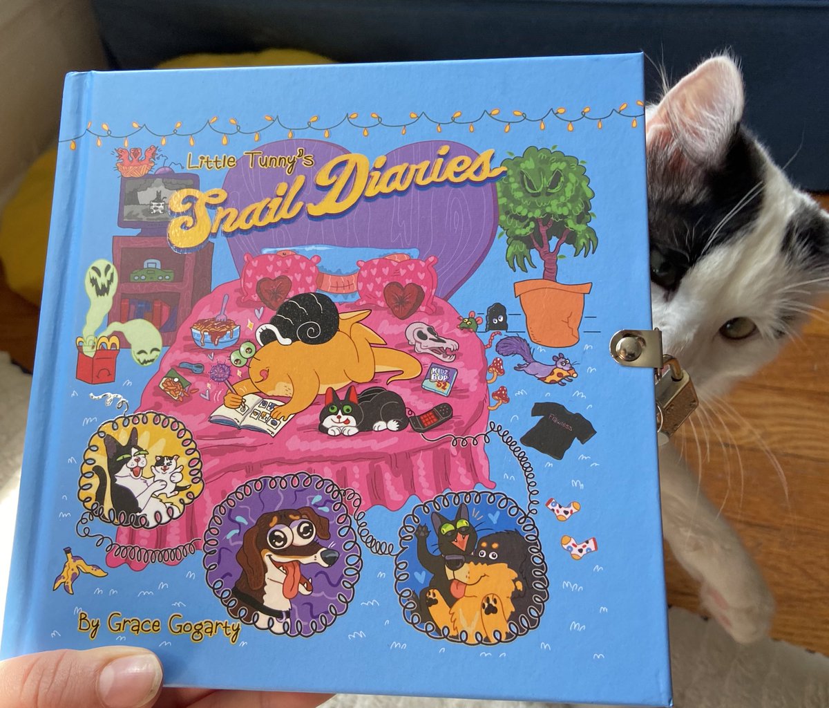 itslittletunny's tweet photo. 🎊BIG NEWS!!!🎊
My first EVER book is coming out June 15!! Over 100 snail diary comics in a fun hardcover book that comes with a real lock to keep your diary sssecretsss sssssecret!! I’m so excited to share this with everyone! I hope you’ll read it! 🥰🥰 https://t.co/RbQTIjfSEd