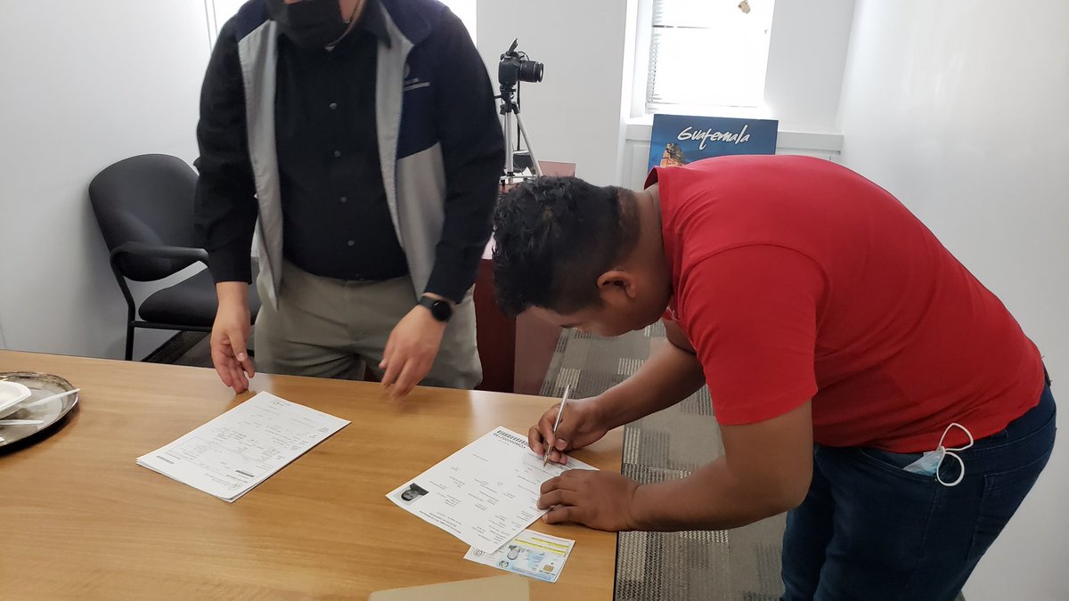 EmbaGuateCanada's tweet photo. #AcciónConsularGT | La Sección Consular de la @EmbaGuateCanada realizó renovación de pasaportes a trabajadores temporales de la finca #Proplant y brindó asesoría consular. #JuntosVamosPorMas @MinexGt https://t.co/xD97XSDLJp