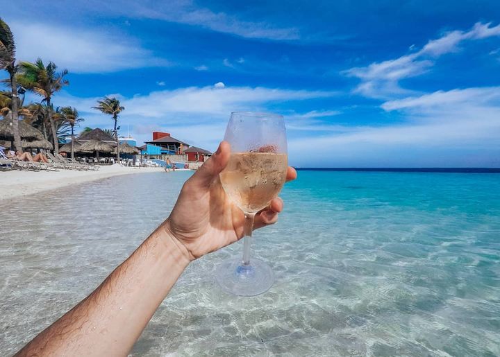 RenCuracao's tweet photo. #traveltips: Entry free, mask free, worries free. Book your trip to Curaçao, fill out the PLC form on  https://t.co/7RmMTurkja, pack and you are on your way #MondayMotivation https://t.co/iRSHXk77lp