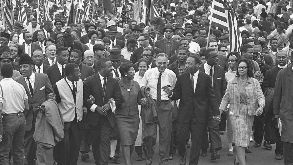 democracync's tweet photo. #OnThisDay March 21, 1965, the third Civil Rights #SelmaMarch for voting rights set off from Selma, Alabama, led by MLK, Jr. โ It arrived in Montgomery on Mar. 25, 25,000 people strong.
Just a few months later, the Voting Rights Act, was signed into law. โฌ๏ธ #TheMarchContinues https://t.co/J0Imgs1byw