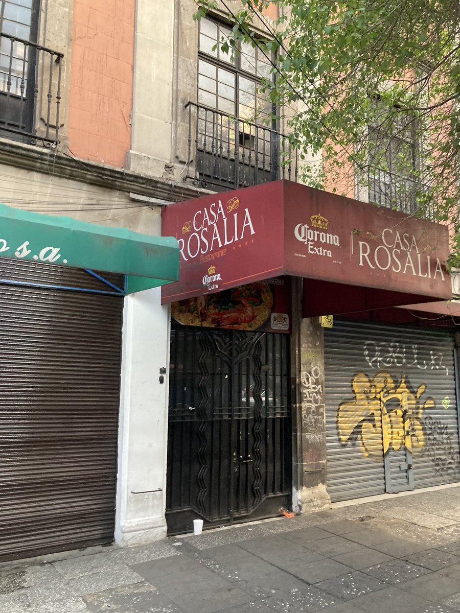 OscarBlancoCdmx's tweet photo. El tradicional restaurante Casa Rosalía, conocido como la Casa de la Paella, en operaciones desde 1937 cerró sus puertas. Ubicado en el Eje Central Lázaro Cárdenas 46 en el centro de la CDMX. 🇲🇽🕷 https://t.co/qzvEeCHZfx