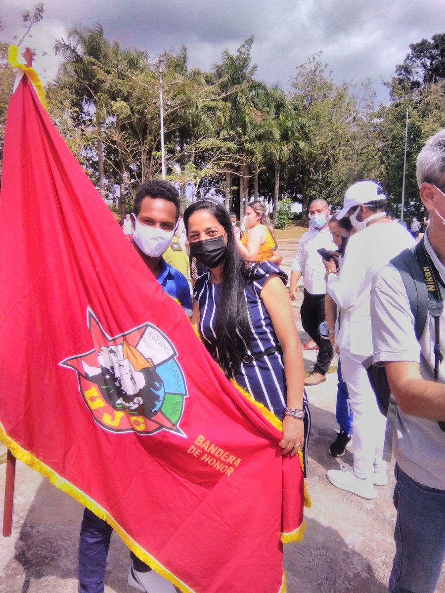 Recibe #Hoy de manos del Buró Nacional de la <a href="/60ujcuba/">Vamos Con Todo</a> la #BanderaDeHonorUJC el <a href="/cuba_cea/">CENTRO DE ESTUDIOS AVANZADOS DE CUBA</a> 
@aylinalvarezG <a href="/NislayMolina/">Nislay Molina Nápoles</a> <a href="/AnaRGrandaE/">Ana Rosa Granda Esteban</a> <a href="/JorgeLu06013466/">Jorge Luis Perez</a> @angelinadgcea <a href="/CeaUjc/">UJC CEA</a> 
#VamosConTodo #60AñosUJC