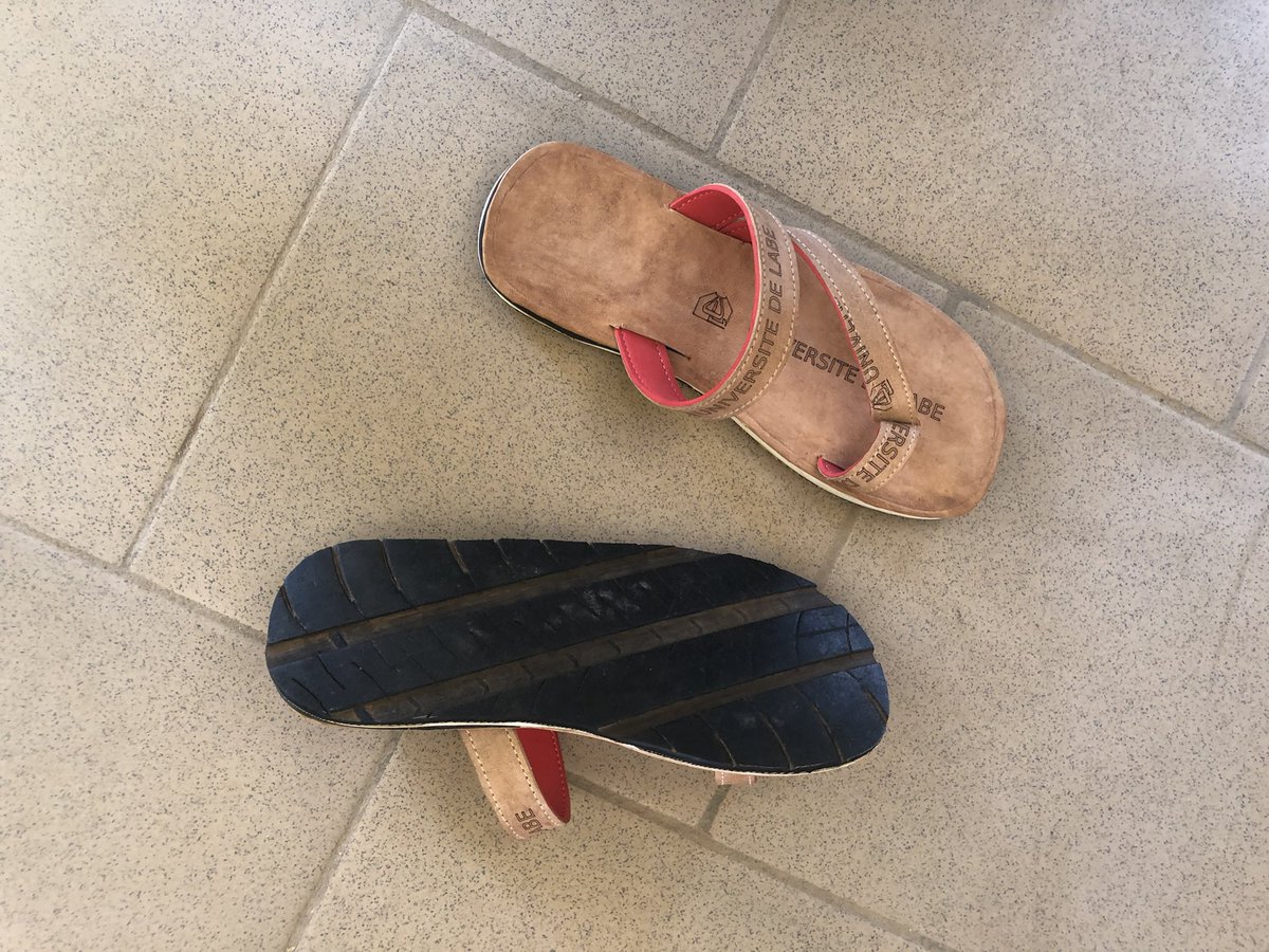 Ces magnifiques reposes pieds, signés, sont faits dans le fab-lab de l’<a href="/UniversiteLabe/">Université de Labé</a>. Nos #universités peuvent être des incubateurs d’entreprises initiées et tenues par les étudiants, futurs entrepreneurs. Ouvrons des boutiques universitaires <a href="/FONIJGUINEE/">FONIJ Guinée</a> <a href="/ForumFoutah/">Forum du Numérique au Foutah</a>