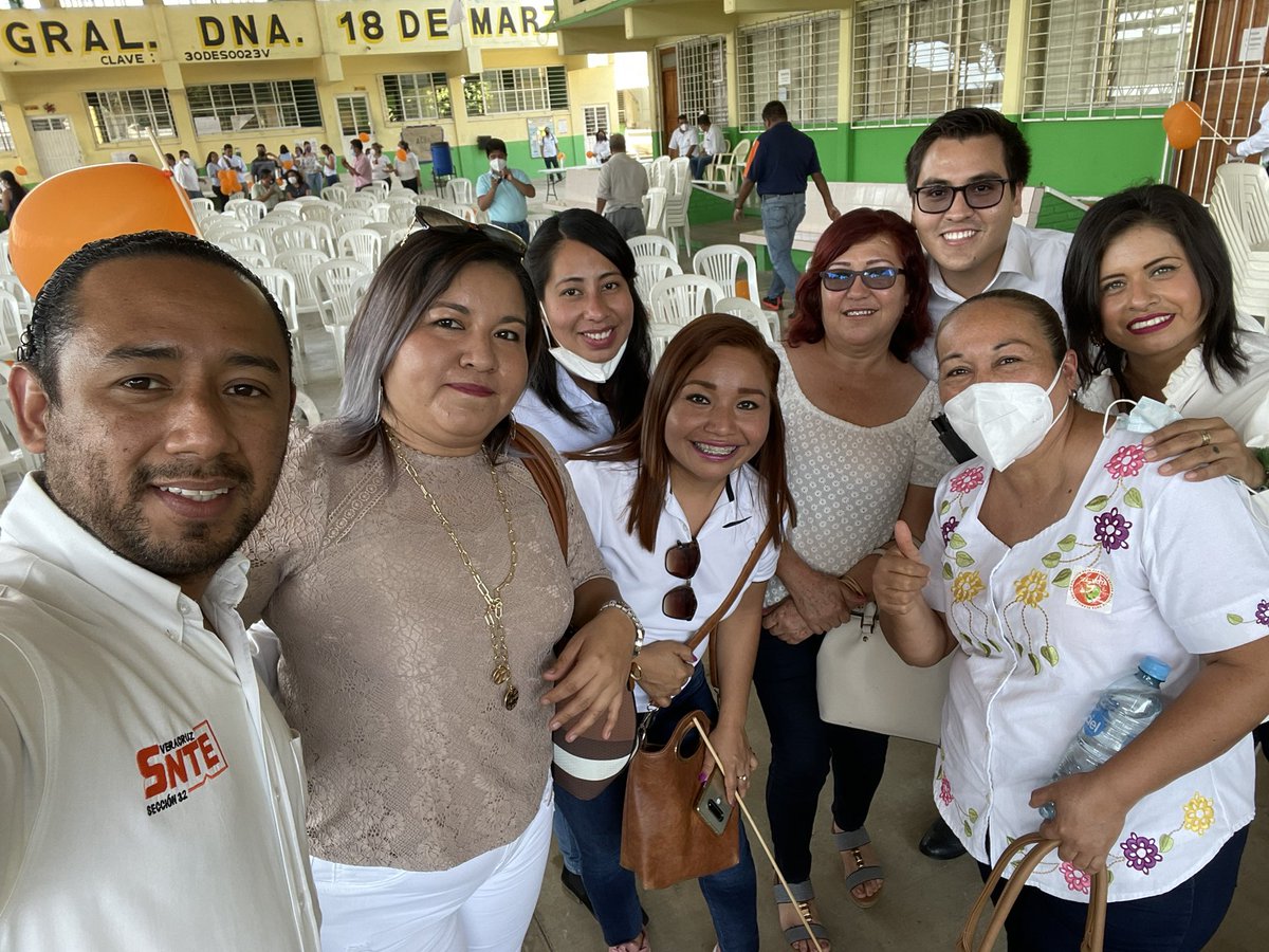 Felder_Jimenez's tweet photo. Ha sido un verdadero gusto saludar a las amigas maestras (os) de Benito Juárez, Chicontepec y Álamo que confían en el Equipo Político. Vamos a ganar con Daniel Covarrubias. En el Equipo Político caminamos en Equipo con la base trabajadora

#VotaEquipoPolítico
#VotaNaranja https://t.co/AfF6U5pPe3