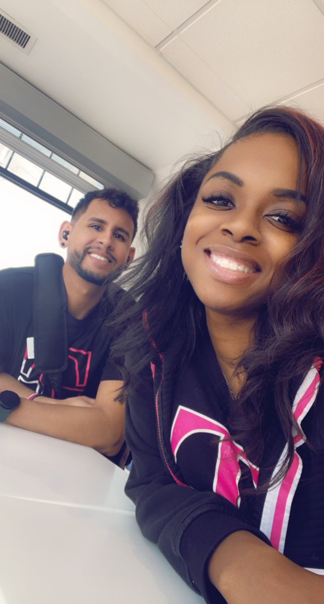ChevyJ_'s tweet photo. Pics with my wonderful UIC team 🔥 We’re 180% to goal today 💕 https://t.co/bo0OIvnK0c