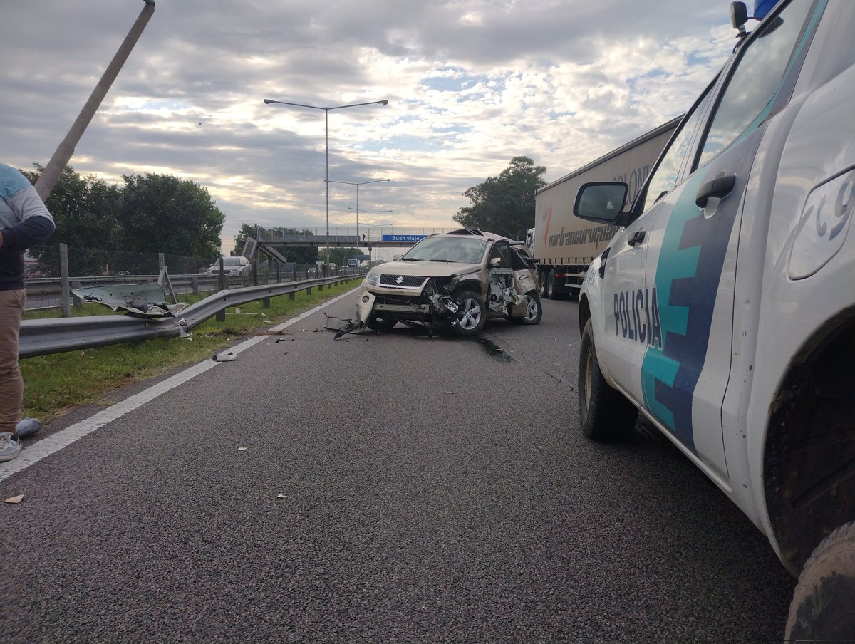 ElCampanense's tweet photo. AHORA: ACCIDENTE EN RUTA PANAMERICANA ALTURA KM 62 MANO A CAPITAL
El conductor la camioneta Suzuki impacto contra el guardarrail y luego con una columna de alumbrado y terminó en el carril rápido.
Encuentra reducido el carril rápido. https://t.co/gWWh7rqxUv https://t.co/t95JCk4gJb