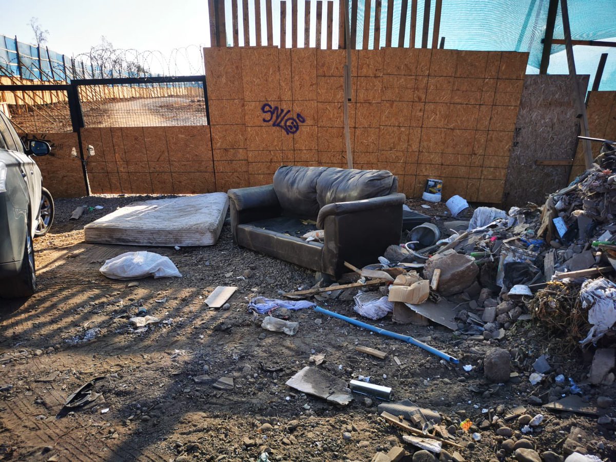 mjspoerer's tweet photo. @penalolen @CarolinaLeitao Este es insalubre acceso a nuestras viviendas desde que se inició sus obras la Inmobilaria Pocuro, son cotidianos los camiones botando escombros, los ratones y perros muertos. Necesitamos soluciones definitivas! https://t.co/PlBfX1snKp