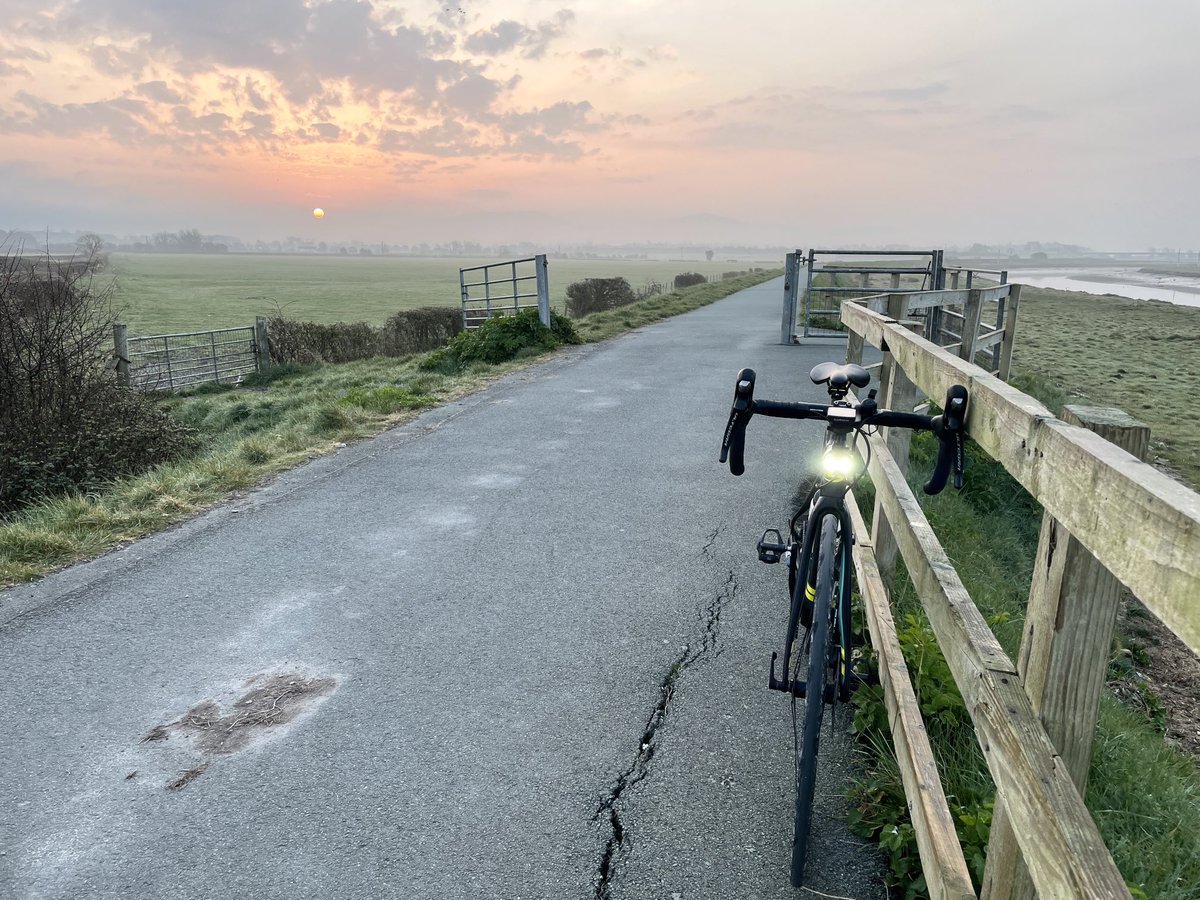 gutobongos's tweet photo. Bore da! Seiclo i’r gwaith yn y Rhyl ar lannau’r Afon Clwyd bore ma @S4Ctywydd #thismachinefightsclimatechange #whyiride #cyclecommuter #ridetowork @SustransCymru #rhyl #ncn84 https://t.co/XPTGz4nyVV