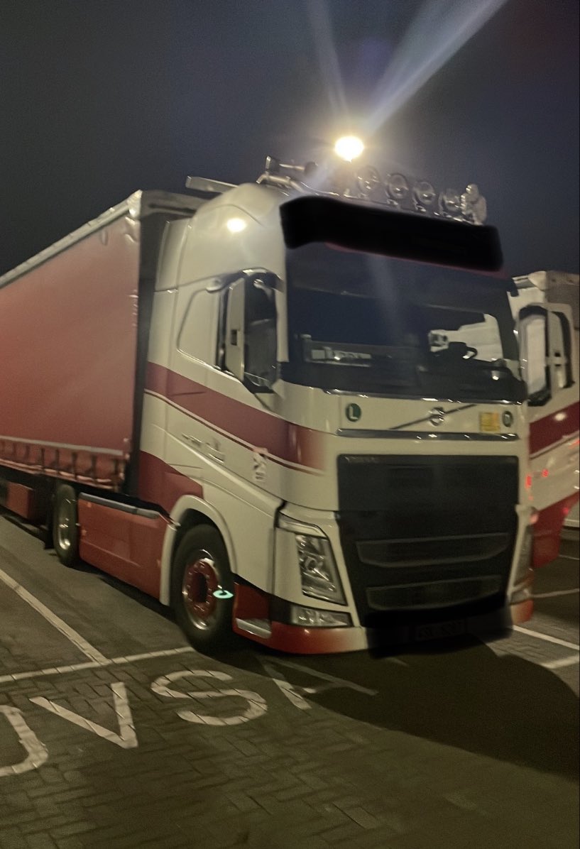 DVSAEnforcement's tweet photo. This driver attempted to avoid our check site in #Kent 🚛💨
We knew the trick &amp; intercepted them on the back roads🚔

Our team discovered driving without a #Tachograph card inserted numerous times, 15 #drivershours offences reported in total🚫

2nd axle was also 23% overloaded ⚖️ https://t.co/SzJA9zDOgC