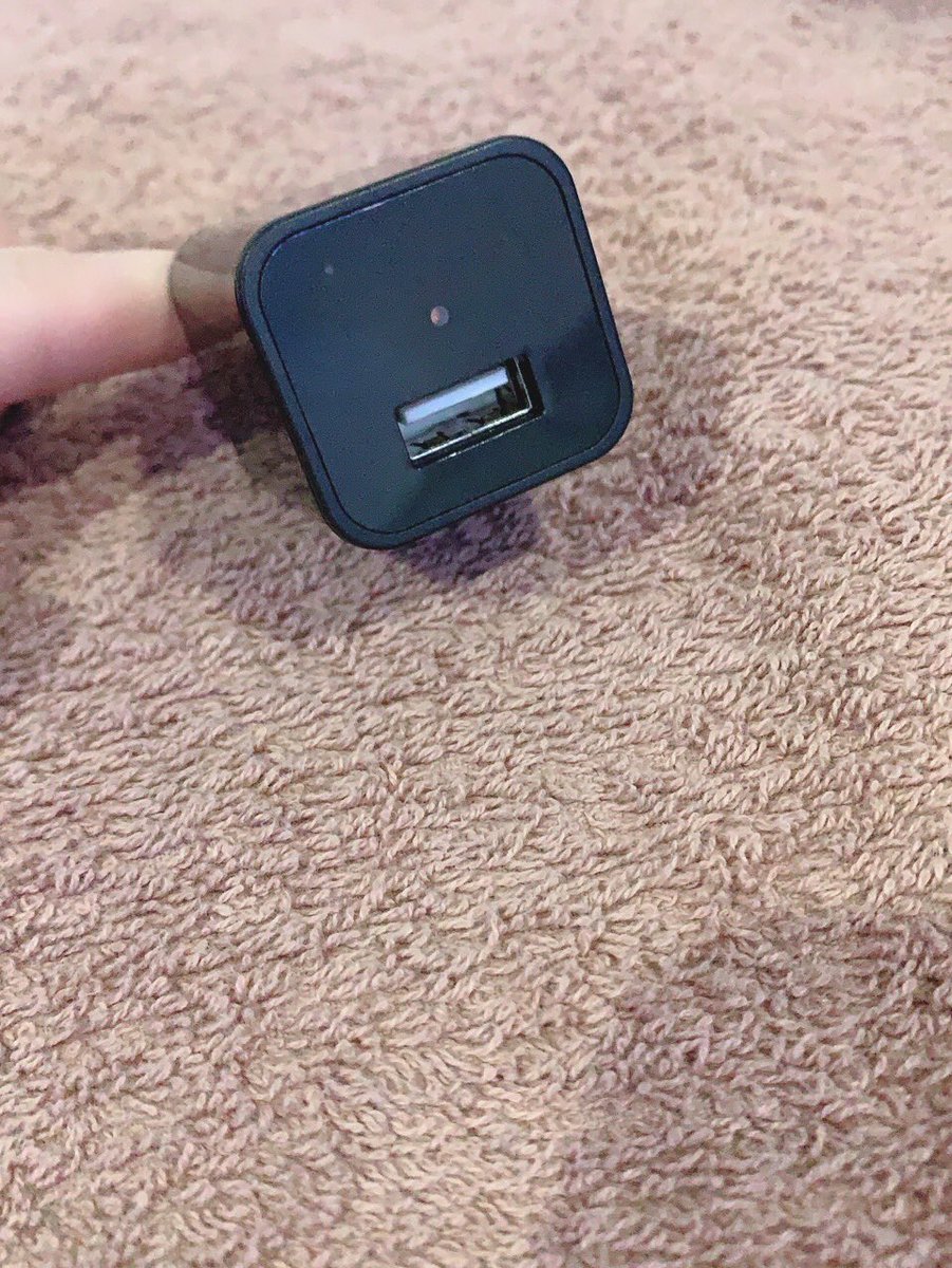 men_esthe1's tweet photo. これ担当の子から送られて来たのですが盗撮用カメラですよね？
客が持参の充電器ですが、充電すぐやめて不自然な位置に置いたみたいです。客は今お風呂入ってます。
盗撮詳しい方情報お願い致します！
盗撮とわかったら乗り込みに行きます。いいね以上アマギフ！
#スカウト #出稼ぎ #盗撮 #暇 #拡散 https://t.co/Ra6pWJ3fBb