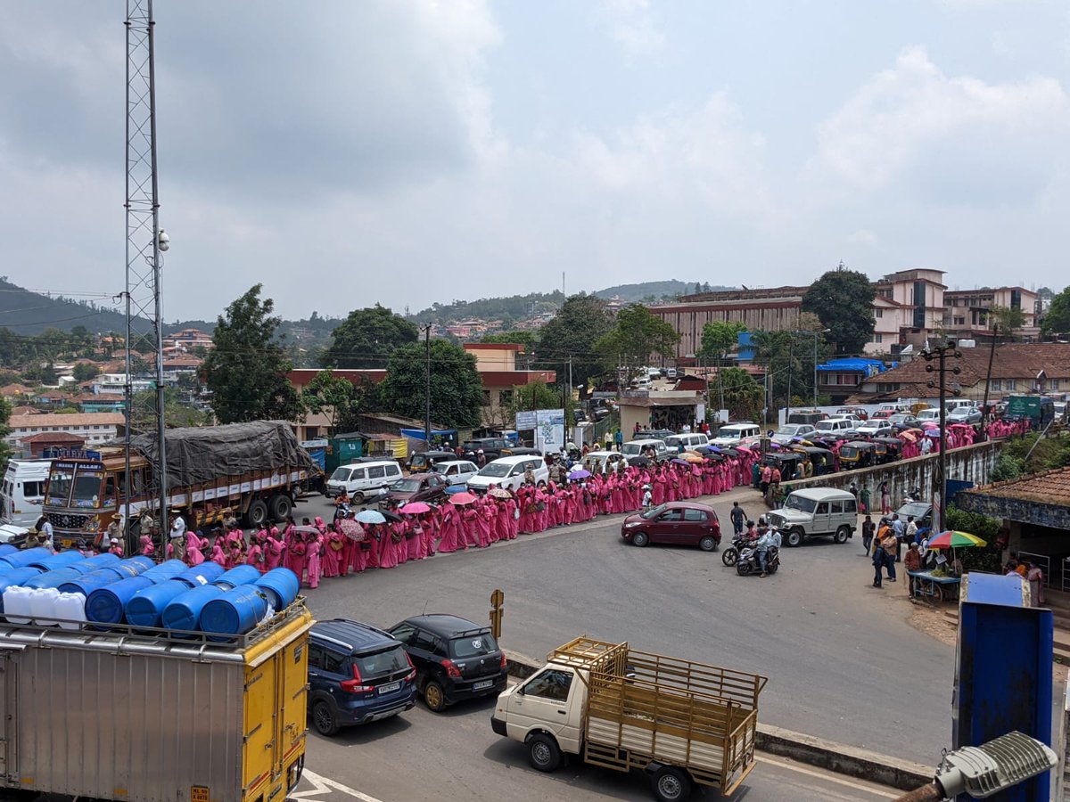 alashshukla's tweet photo. A strong picture coming out of #Coorg Karnatak.
More than 500 plus bankers are there in the spot raising the voice against wrong.
Bankers Jhukenge Nahi
Aakhir Tak Ladenge.
#StrikeForNation https://t.co/UEqSUcxmJ1
