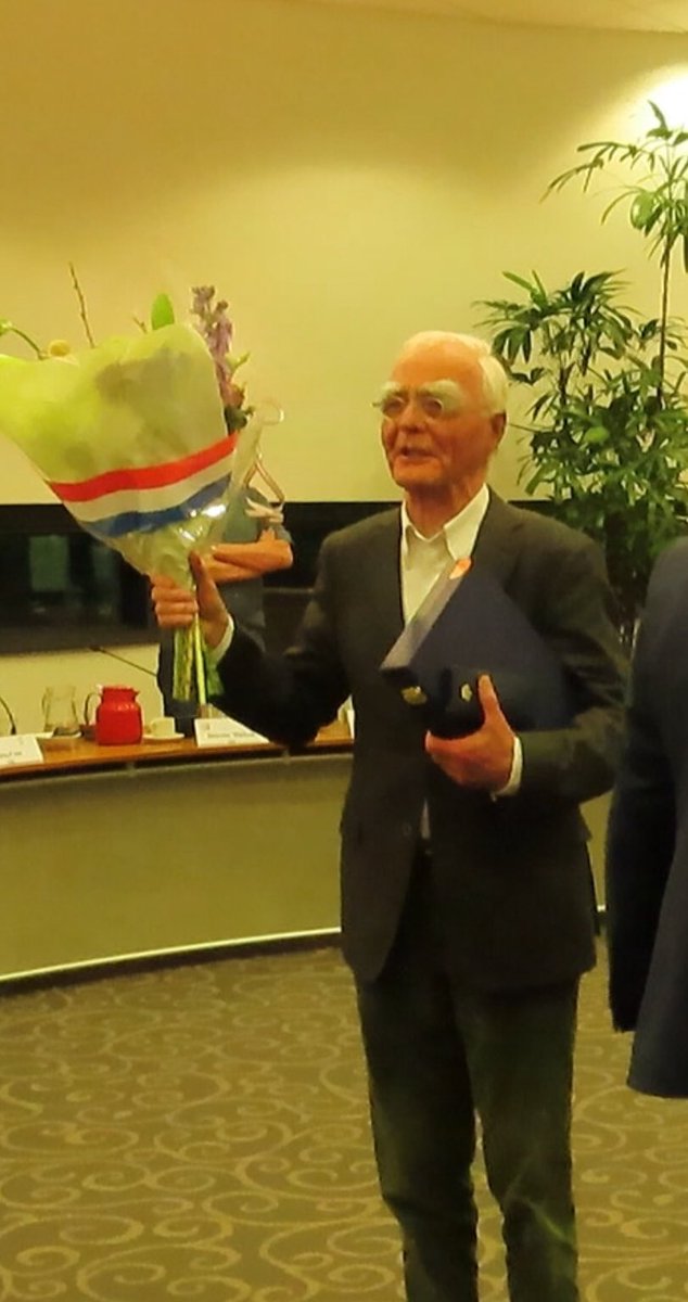 Bij zijn afscheid van de gemeenteraad wordt Nico Wegter benoemd tot lid in orde van Oranje Nassau.  Welverdiend na 12 jaar constructief oppositie voeren in de raad van Laren NH