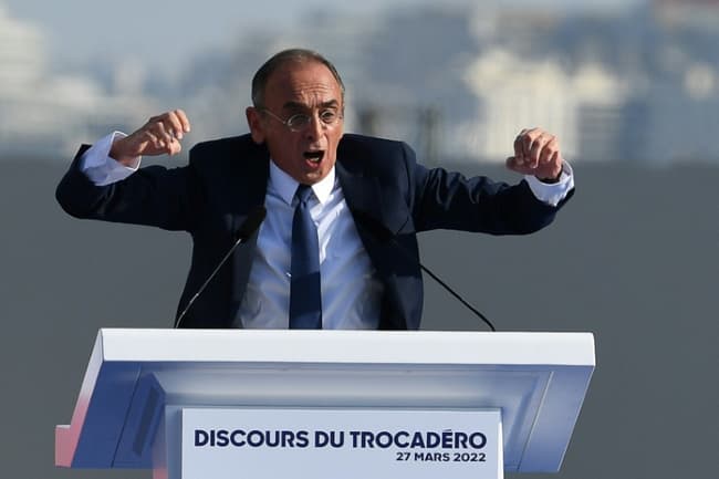 BFMTV's tweet photo. 🔴 EN DIRECT 
Présidentielle - Eric Zemmour estime qu'il n'est plus temps de "réformer" mais qu'il s'agit de "sauver" la France
https://t.co/vn0C2vkLbi https://t.co/cVQJ2P0ZYA