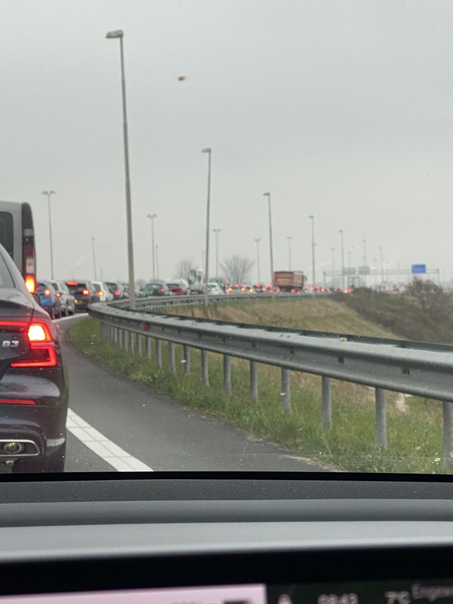 ehollenberg's tweet photo. Op weg vanuit #Castricum naar #Soesterberg voor de training “Het Nederlandse zorgstelsel” van de #NVTZ voor #toezichthouders van #RadenVanToezicht maar ik denk niet dat ik de koffie zo ga halen😉 #StaAlStilOpA8 #file https://t.co/g5s77ges6k