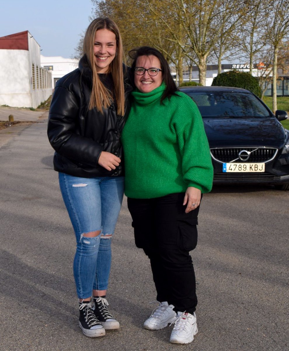 Creo que somos dos de las pocas fotógrafas de nuestra tercera extremeña, sin olvidarme de mi <a href="/AlbaOlivera5/">Alba Olivera Vasco</a>, claro está.
Que bonito es compartir afición y conocer a gente tan maravillosa❤️. <a href="/cdazuaga/">CD Azuaga</a> <a href="/MORALO_CP/">MORALO CP</a> <a href="/LGrupo14/">Grupo14yfutbolExtremeño</a> <a href="/futbolextremeno/">Futbolex</a> <a href="/ondacerosurextr/">Onda Cero Sur de Extremadura</a>