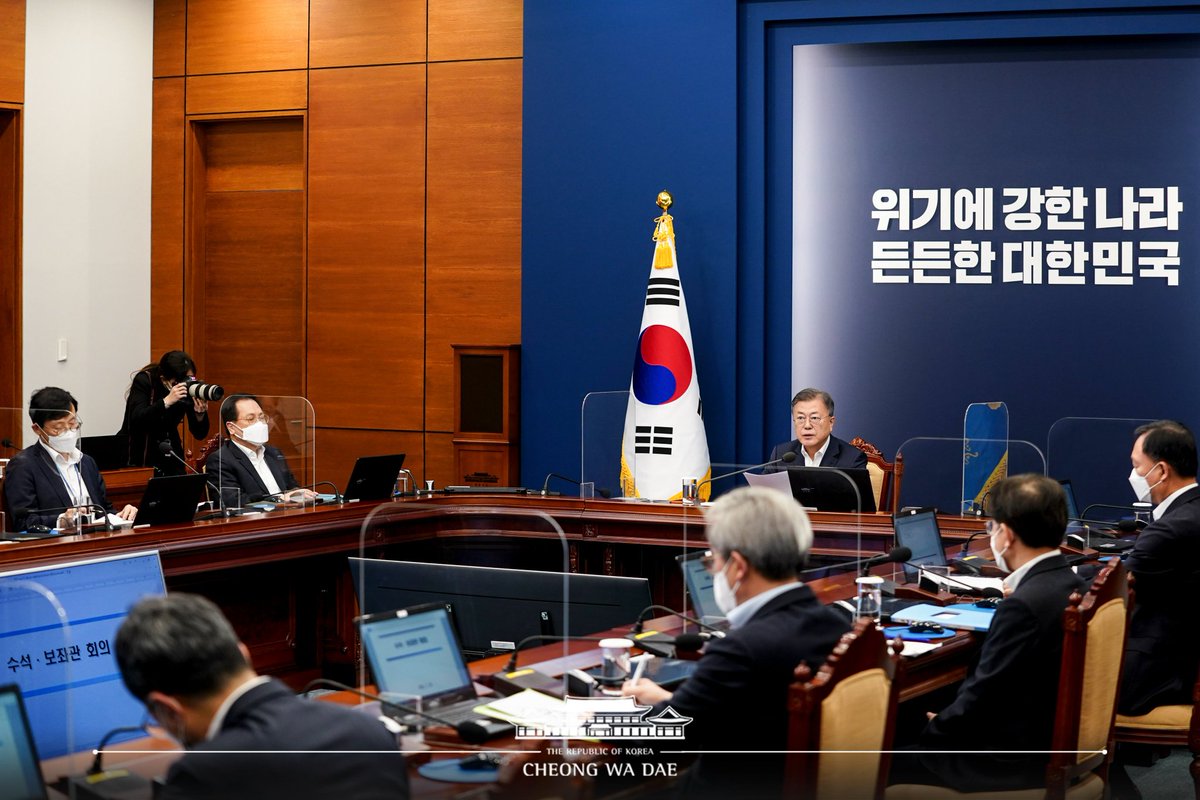 Opening Remarks by Pres.Moon(<a href="/moonriver365/">문재인</a>) at Meeting with His Senior Secretaries

"The driving force behind the Republic of Korea’s success is unquestionably based on our people’s united capabilities."

▶Full text : bit.ly/370knti